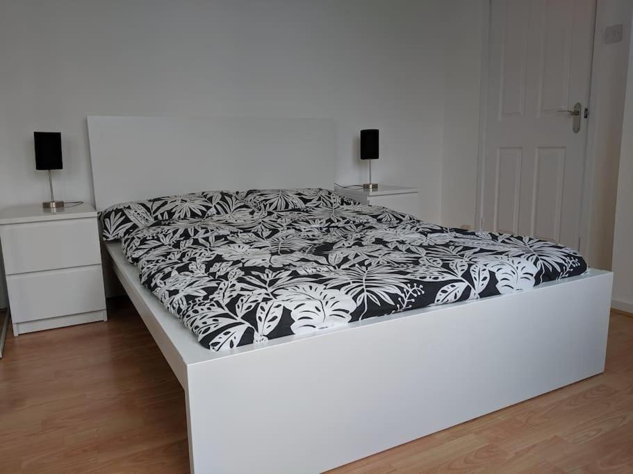 Private 2 Bed Flat Close To Excel & City Airport ลอนดอน ภายนอก รูปภาพ
