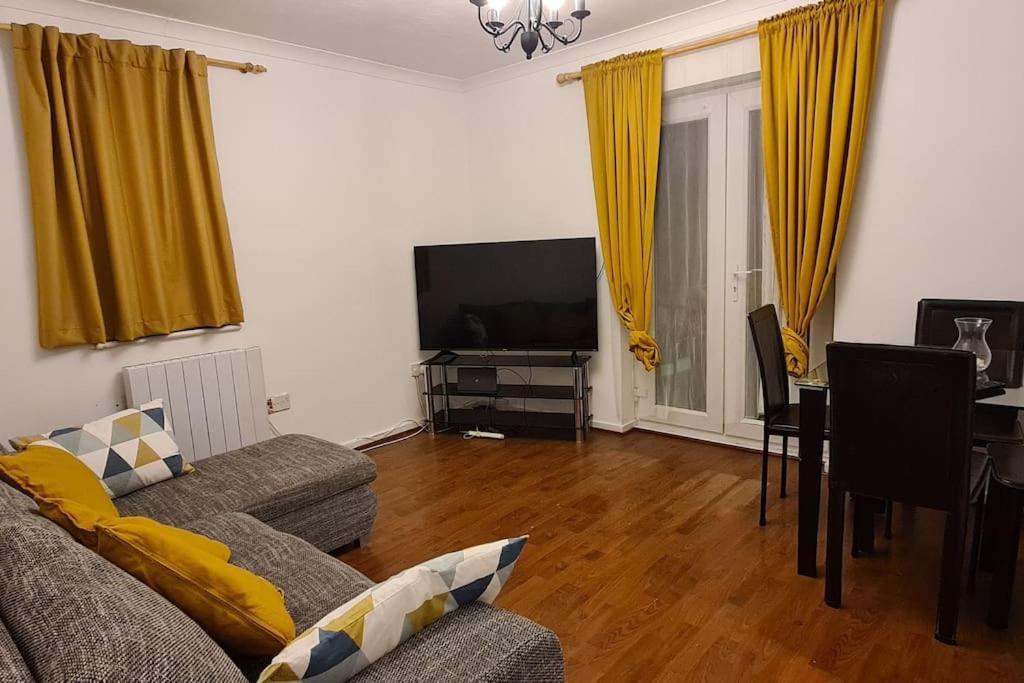 Private 2 Bed Flat Close To Excel & City Airport ลอนดอน ภายนอก รูปภาพ