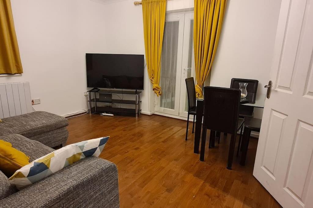 Private 2 Bed Flat Close To Excel & City Airport ลอนดอน ภายนอก รูปภาพ